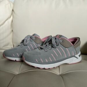 Zeba Hands Free Women's Sneakers  - 8 Wide